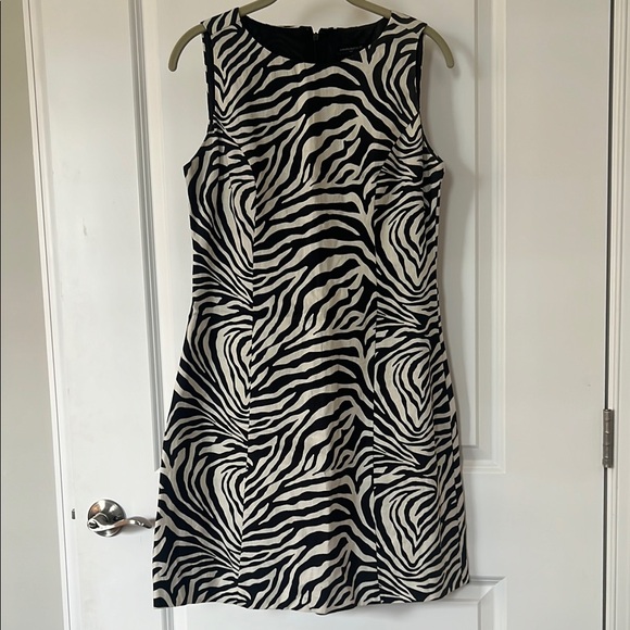 Banana Republic Dresses & Skirts - Banana Republic Black and Cream Sleeveless Sheath Mini Dress